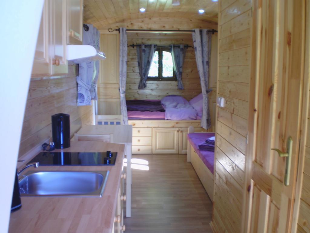 Bed and Breakfast Les Roziers - Roulotte Bagnac Habitación foto